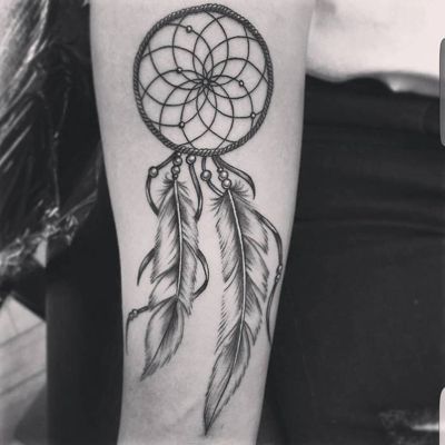  Tatouage attrape rêve avec deux longues plumes sur le bras